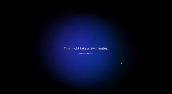 Chờ để Windows 11 cấu hình tài khoản